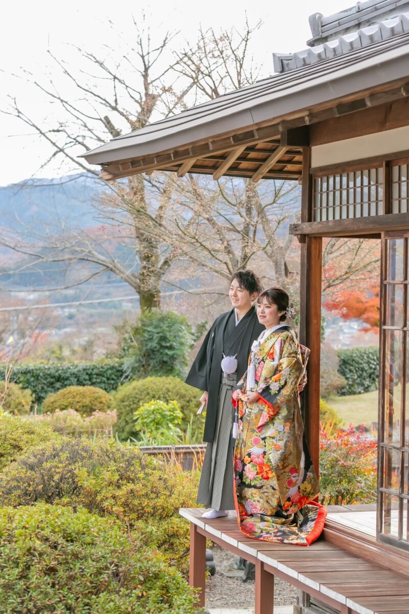 縁側に立ち、同じ景色を見つめるおふたり
