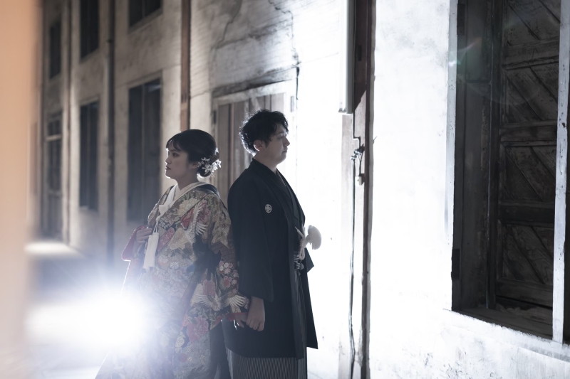 静けさの中に、想いが重なる。