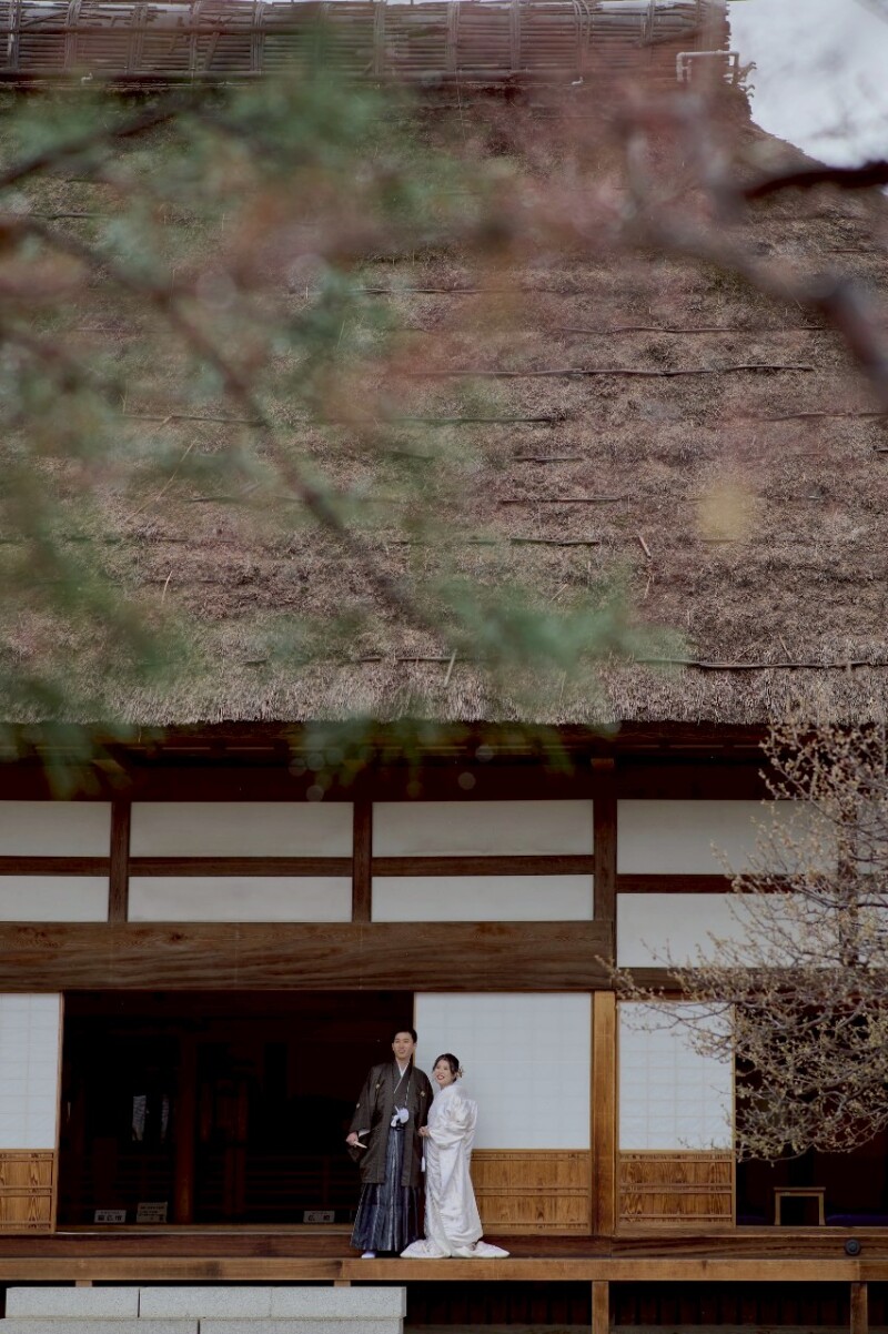 歴史の重みを感じさせる静寂の中に二人の愛が静かに