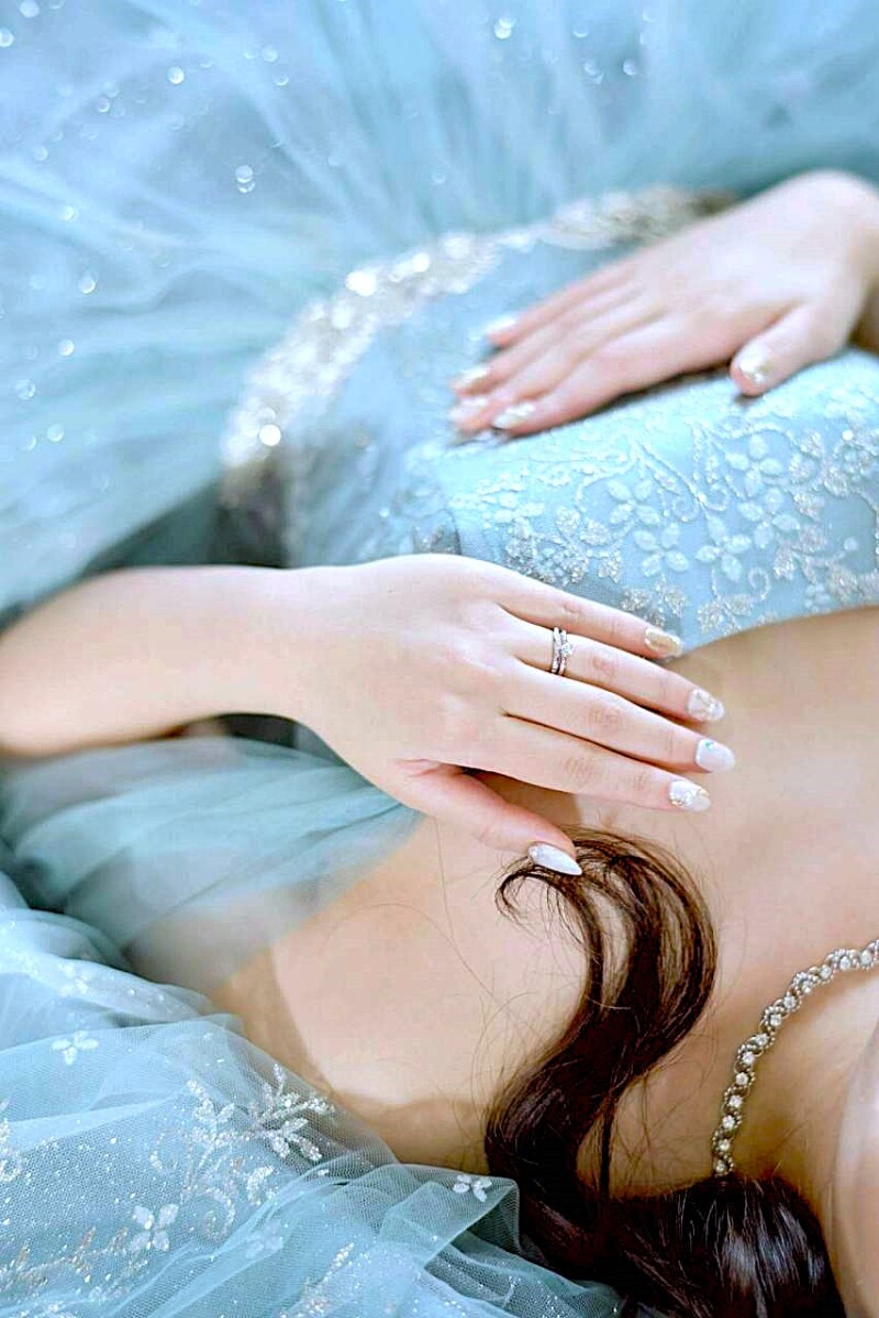 煌めくブルードレスに包まれて。