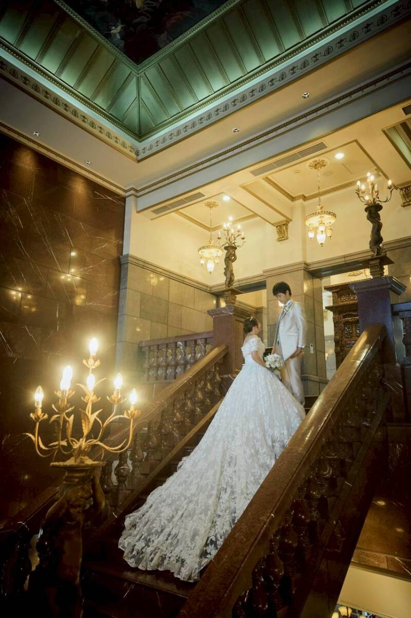 重厚感ある空間と、優雅に流れるロングトレーン。