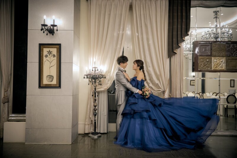 ロイヤルブルーのドレスでシックで大人っぽく