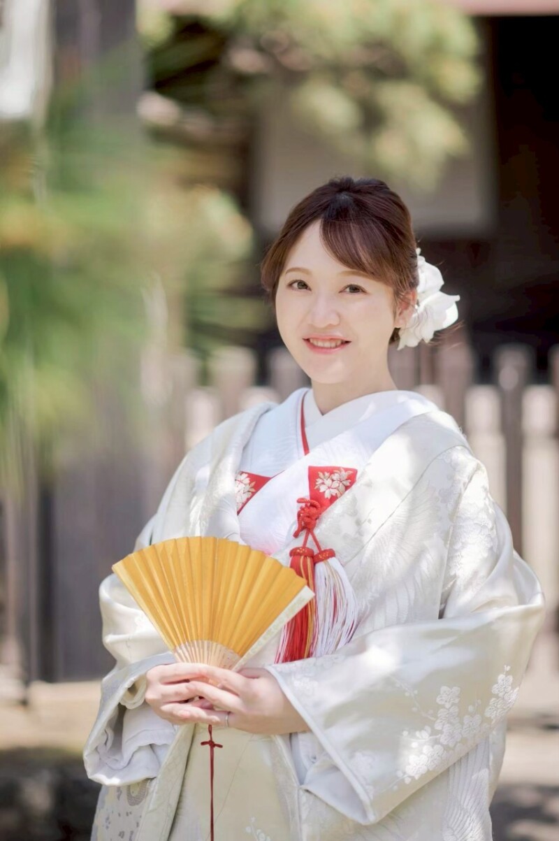 金扇に映える、花嫁の微笑み
