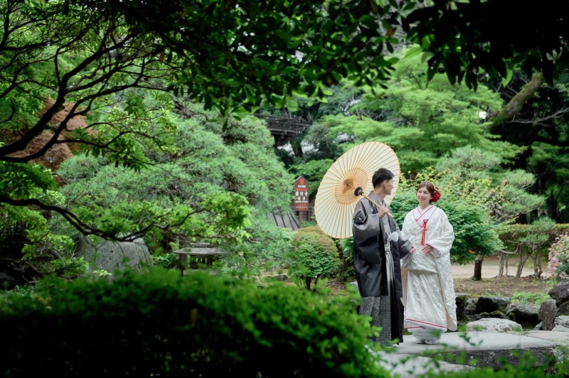 日本の美しい四季や情緒を背景に、おふたりらしいストーリーを紡ぐことを大切にしています。和装撮影では、伝統の美と現代的な感性を融合させた表現を心がけています。