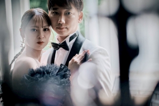 「窓辺の柔らかな光を纏いながら、ふたりの視線が力強く未来を見つめる一瞬を切り取りました。存在感と美しさが融合したドラマティックな一枚です。