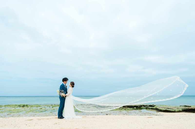 ロングベールがなびく