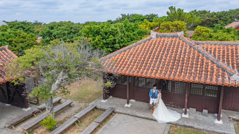 古き良きの赤レンガの家の前で