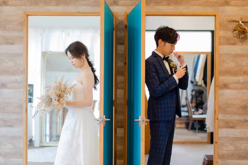 おふたりのそれぞれにお支度のおヘアのドア前で