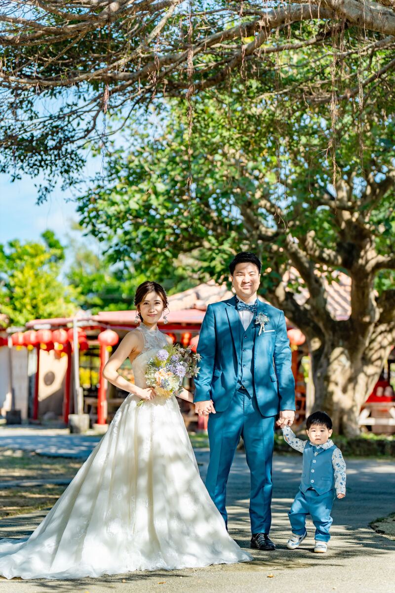 3人いっしょに手を繋いで