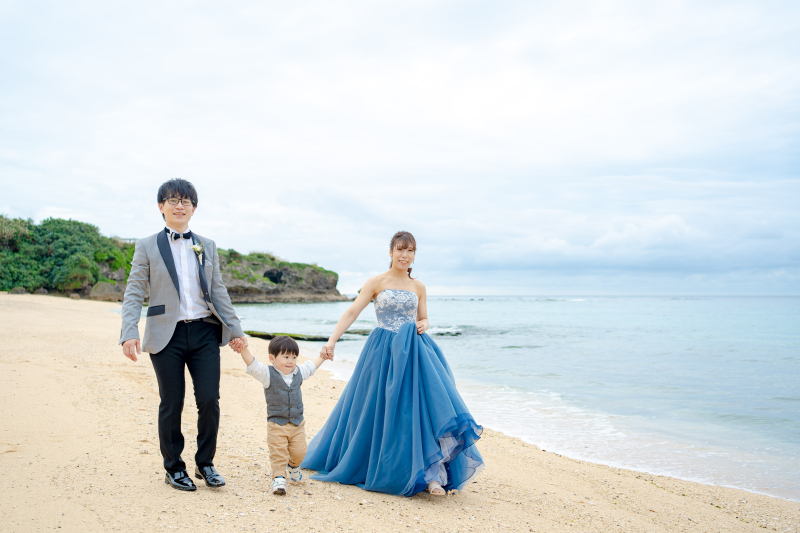 3人でビーチを歩く大切な時間。