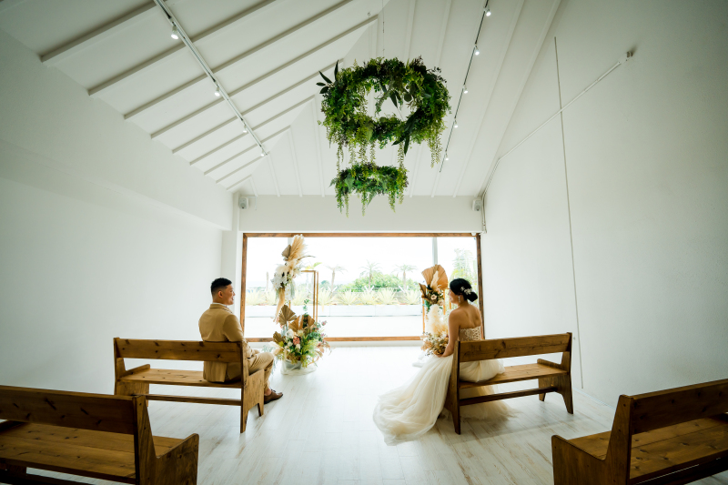 真っ白なチャペルと