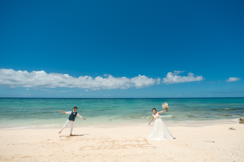 砂浜におふたりで落書き♪