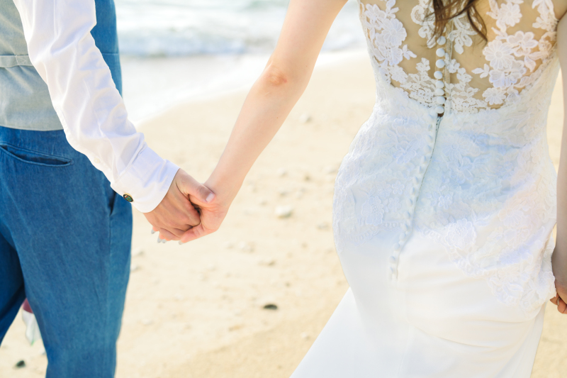 波打ち際をゆっくりと歩きながら