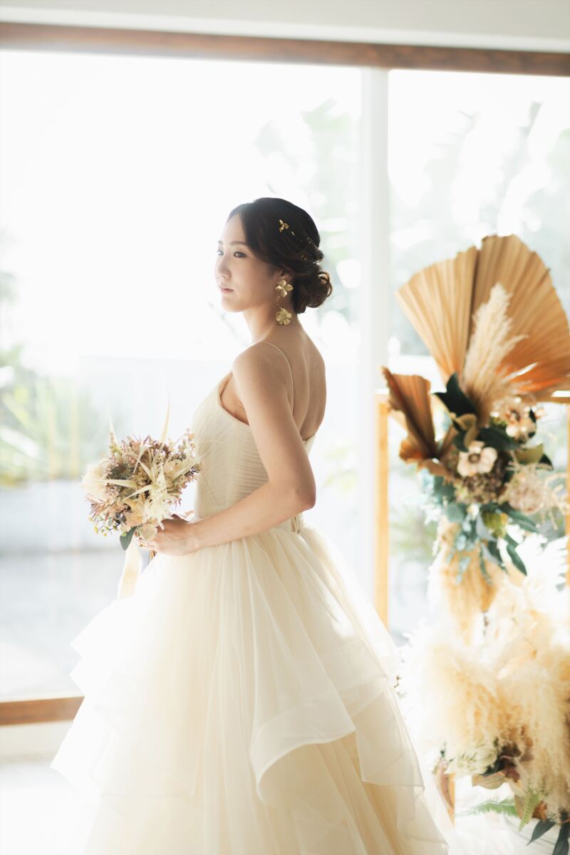 日差しに包まれた新婦の美しさ