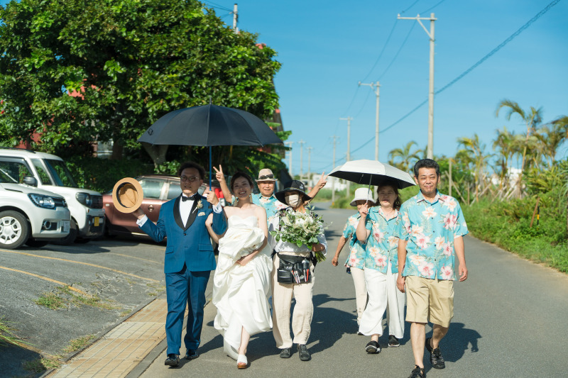 挙式終了後は家族でビーチに移動！