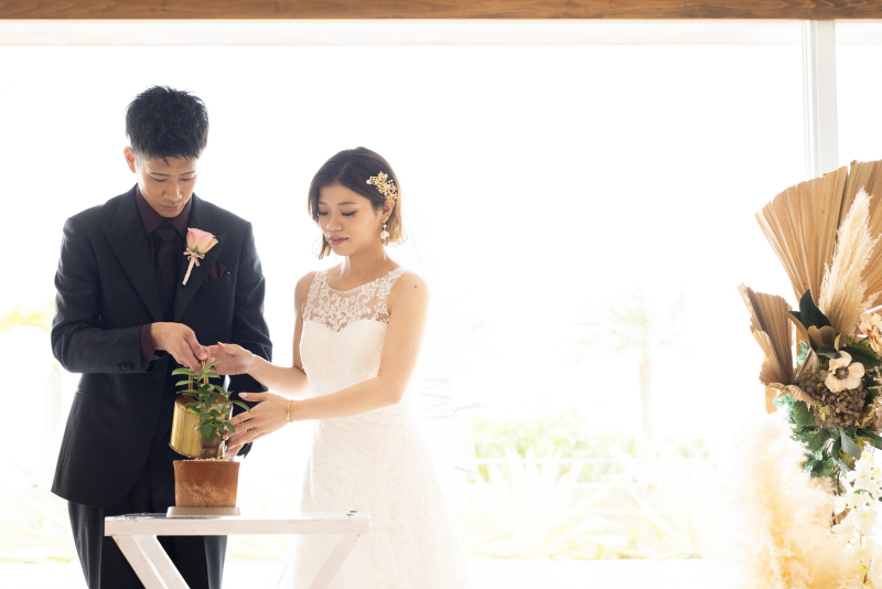 夫婦の作業も沖縄でのセレモニーらしく。