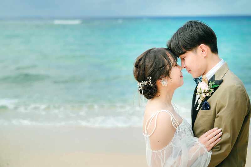 青い海をバックに一枚♡とってもステキ♡