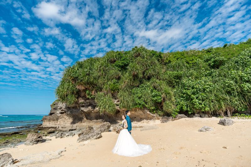 青空の下ビーチでゆったり撮影
