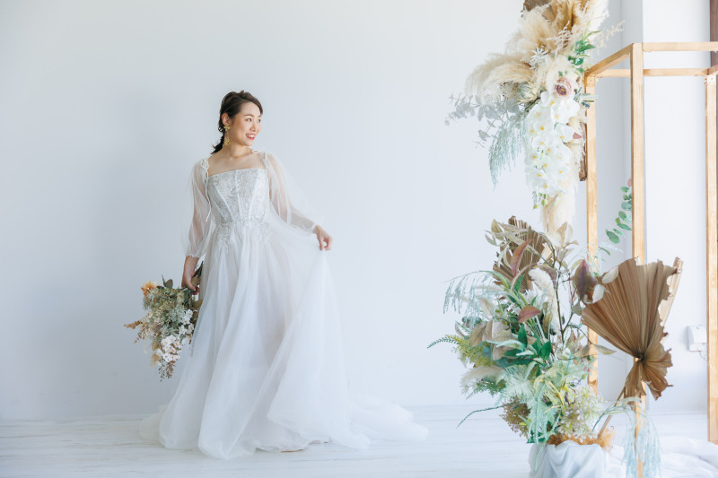 自然光に包まれるチャペルでのソロショット