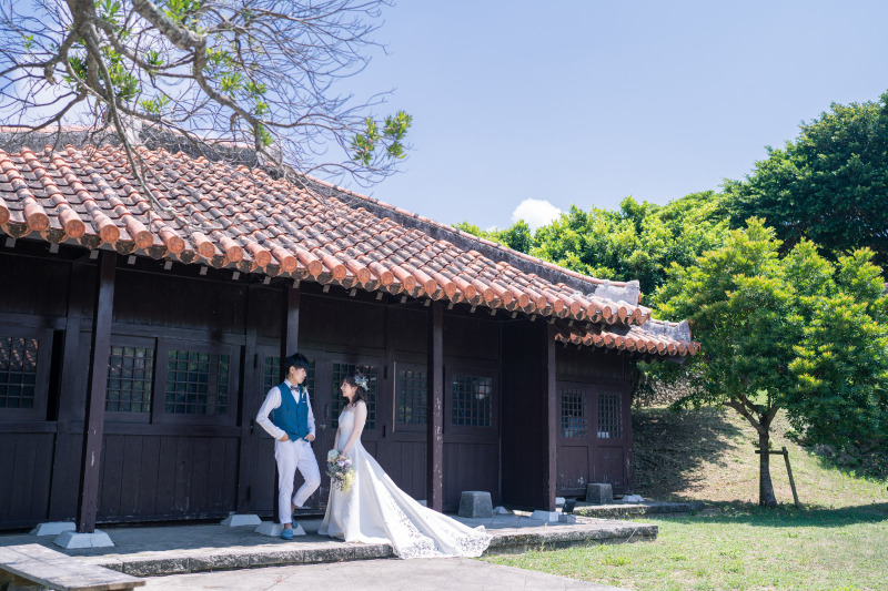 琉球古民家をバックに