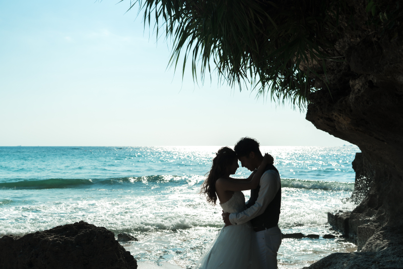 きらきら輝く水面を背景に