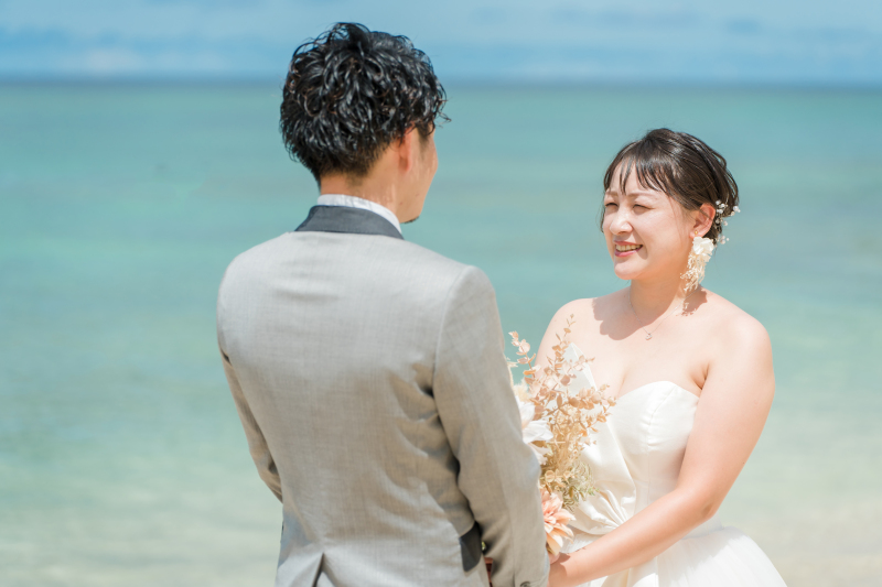 ビーチで見つめ合うおふたり