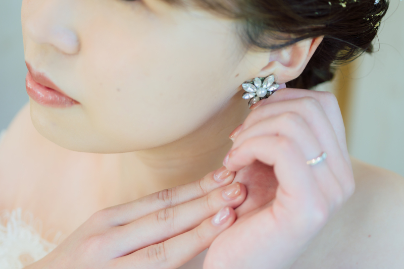 イヤリングをつけてお支度完了！