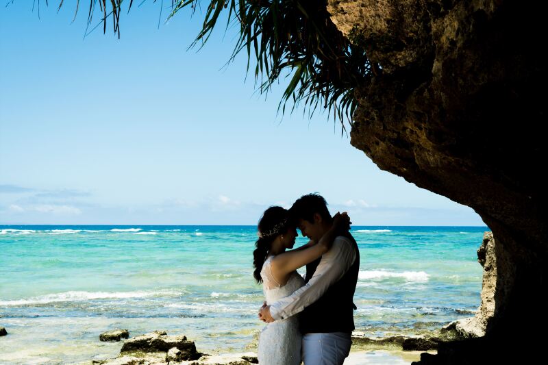 岩場のカットはロマンチックに