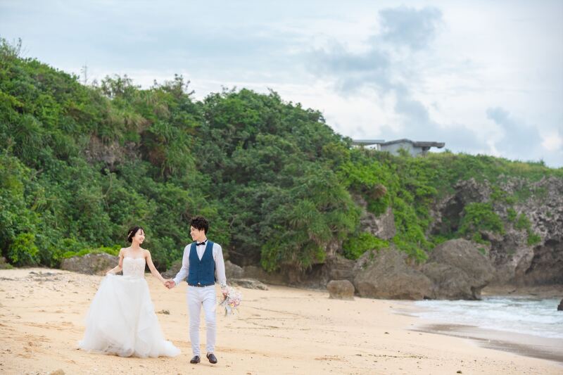 仲良く手をつなぎ