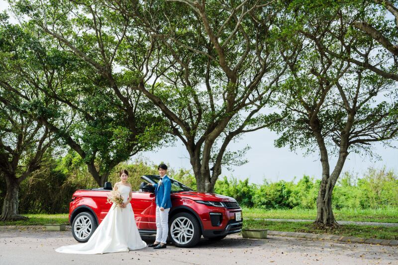 オープンカーとともに