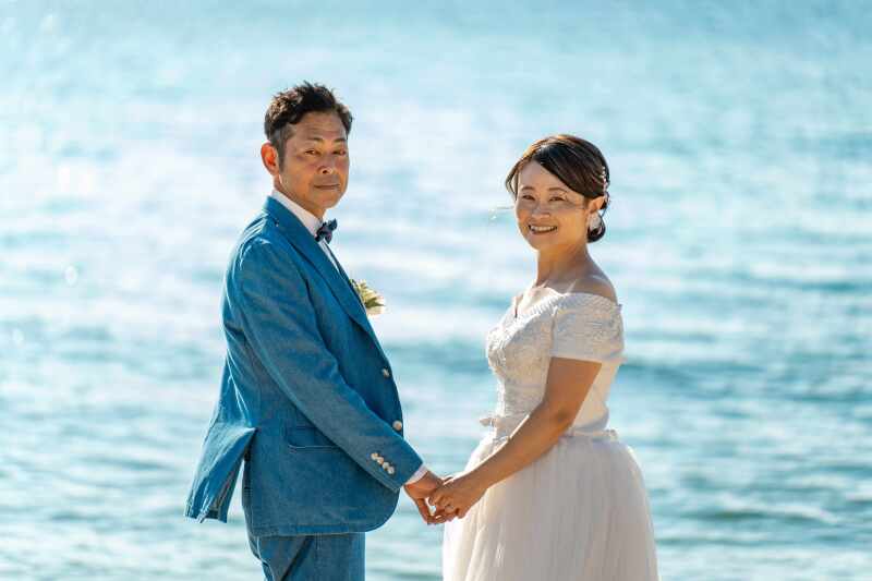 海をバックにツーショット