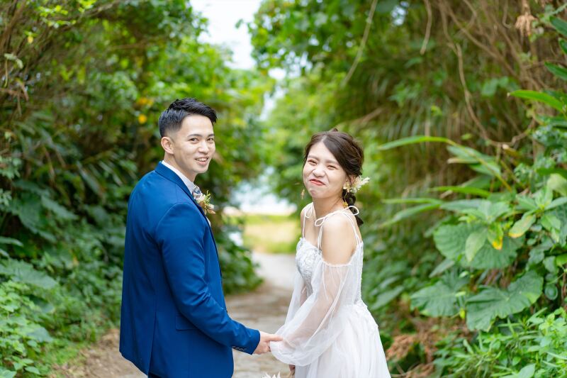 手をつないで仲良くビーチまで