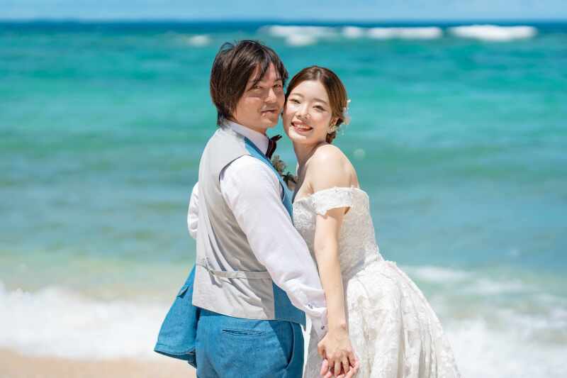 エメラルドグリーンの海をバックに