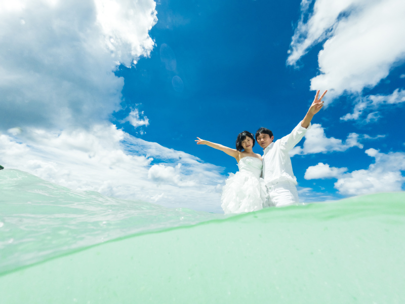 ドレスのまま海にIN！！