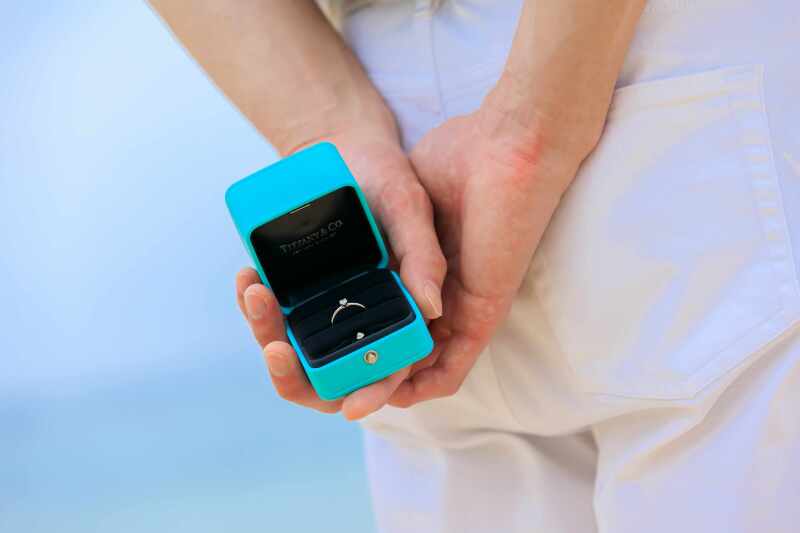 指輪を手にして