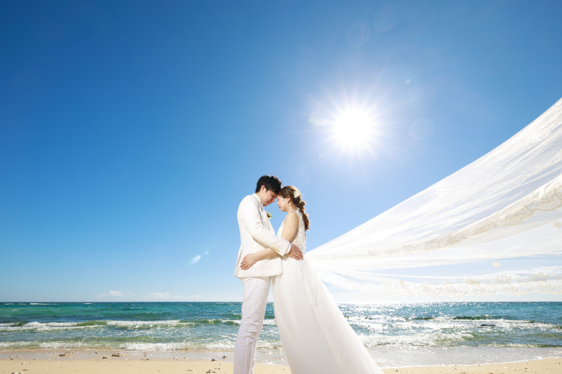 晴天の中で行う沖縄の自然感じるフォトウエディング