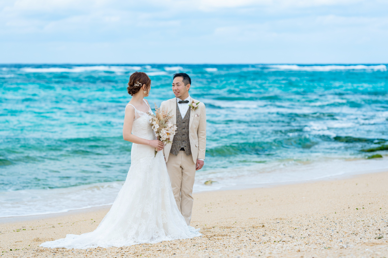 青い海と白い砂浜をバックに!