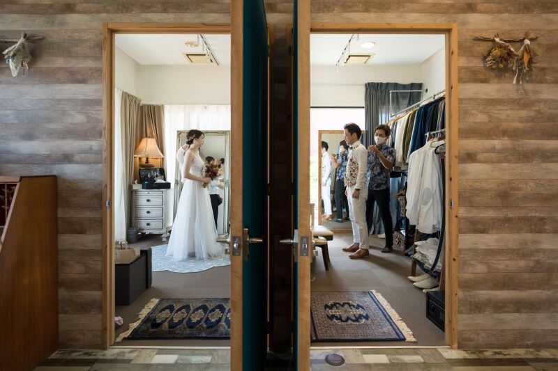 しばしおふたりは別々のお部屋へご案内♪