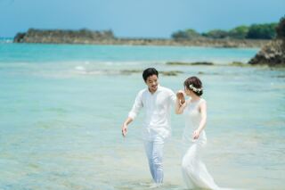 水辺をお散歩。沖縄リゾートならではの１枚