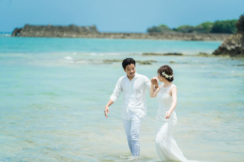 水辺をお散歩。沖縄リゾートならではの1枚