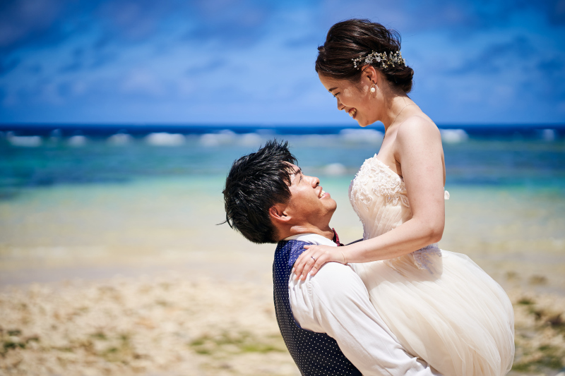 海バックでの抱っこショット♡