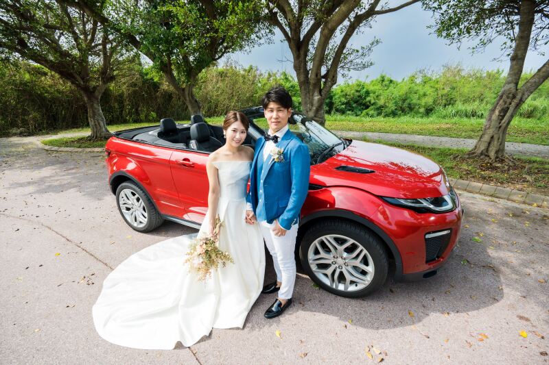 真っ赤なオープンカーとともに！