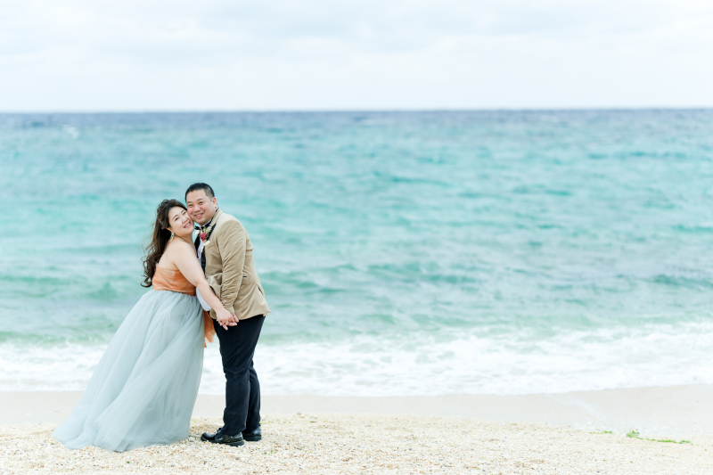 青い海をバックに！