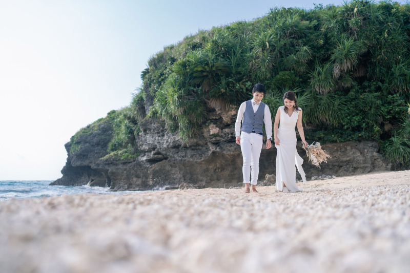 誰もいないビーチをゆっくりと歩く