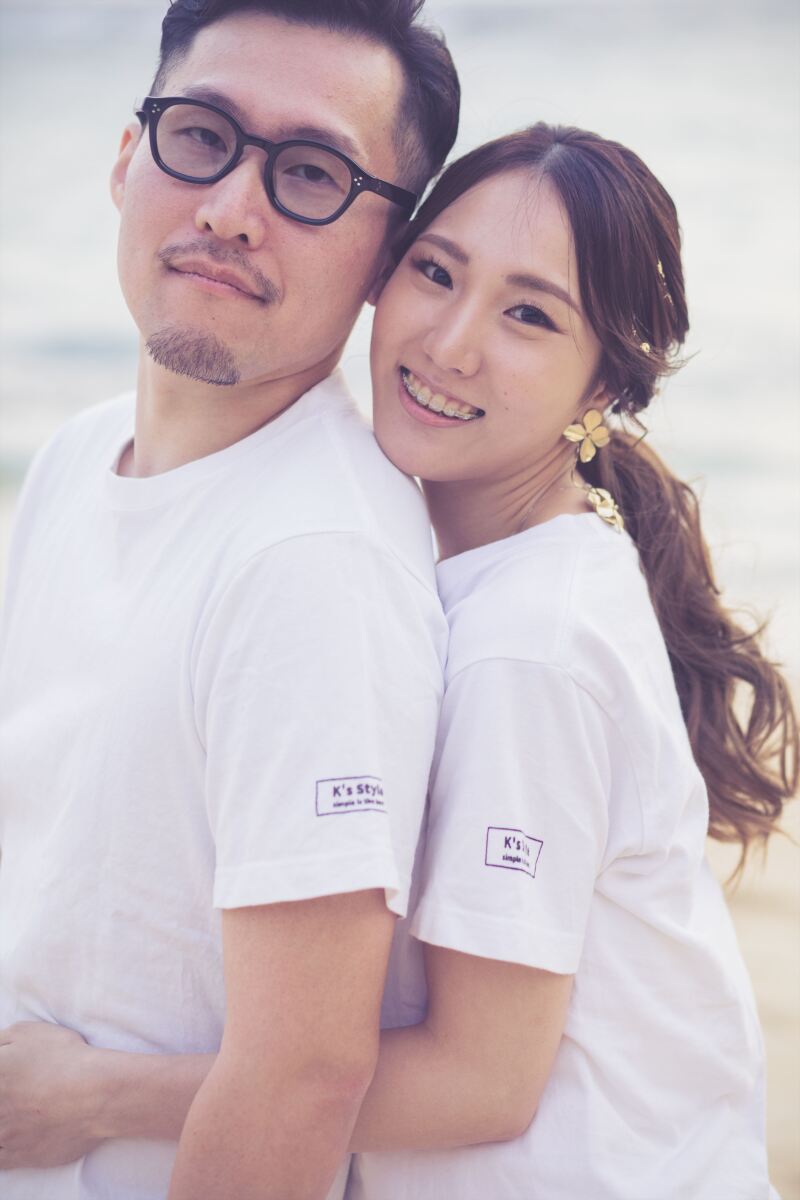 お揃いTシャツの新郎新婦、優しい雰囲気の一枚