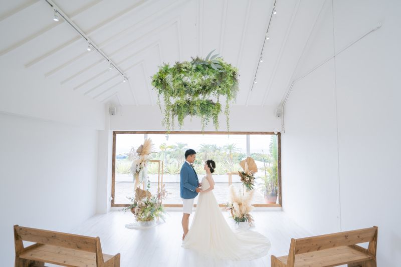 統一感のある白ベースのナチュラルチャペルで