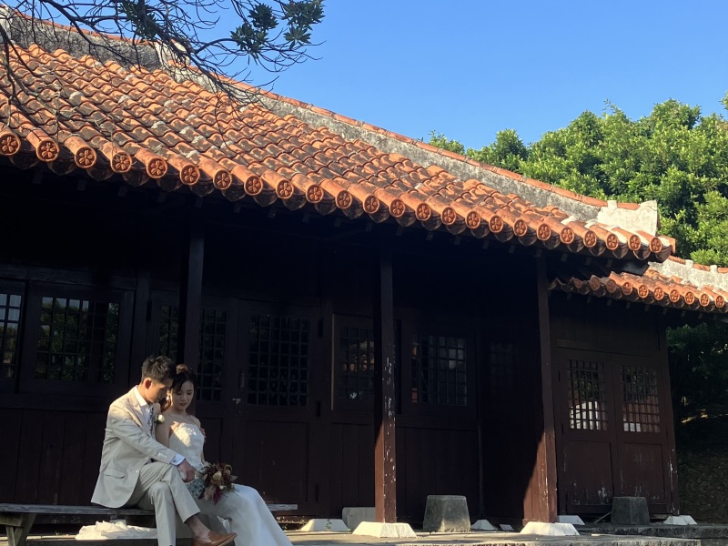 琉球古民家をバックに撮影