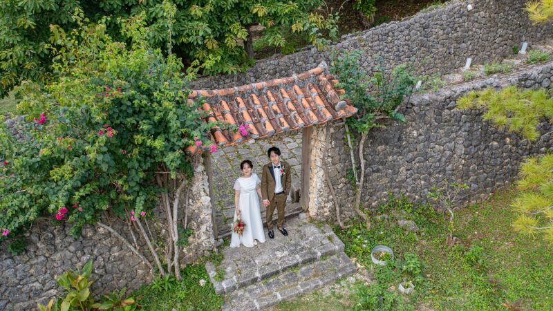 赤い屋根と石垣、ブーゲンビリア