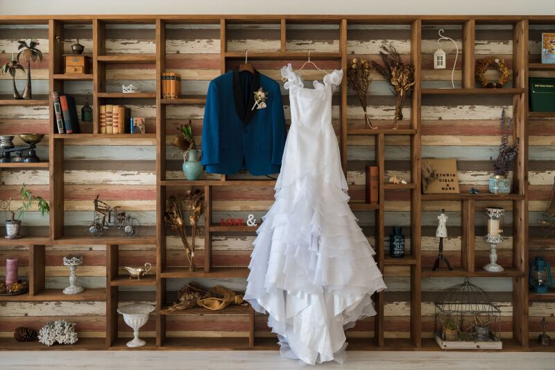 選ばれたドレスとスーツが出番を待っています