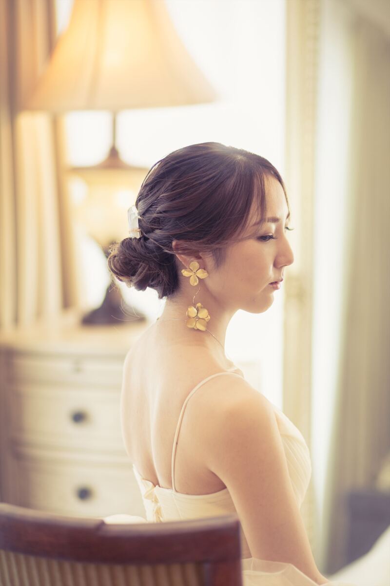 ブライズルームでの新婦、横向きの美しい瞬間